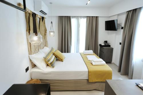斯卡拉雅娜酒店的卧室配有一张带黄色床单和枕头的大床。