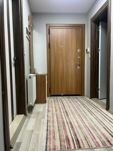 凡城Comfort house Van的走廊上设有木门和地毯