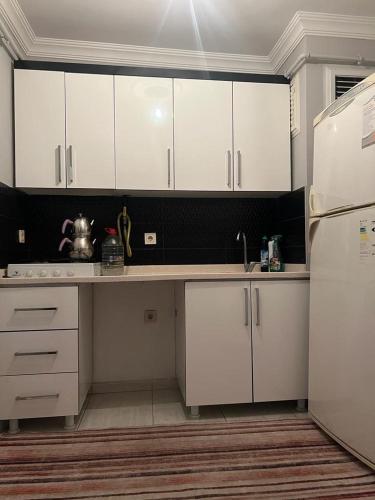 凡城Comfort house Van的厨房配有白色橱柜和白色冰箱。