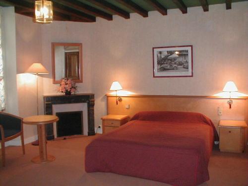 科拉万克两座桥梁的紫丁香酒店的一间卧室设有红色的床和壁炉