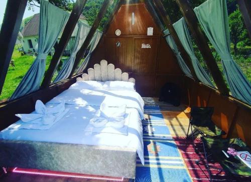 VermoshUNDER STARS HOUSE的帐篷内的一张床