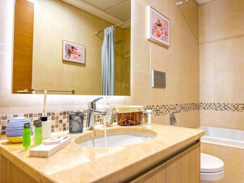 阿布扎比Luxury Golf View For Family 203A3的一间带水槽、卫生间和镜子的浴室