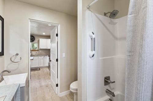 刘易斯顿Lewiston Vacation Rental Near Clearwater River!的白色的浴室设有卫生间和水槽。