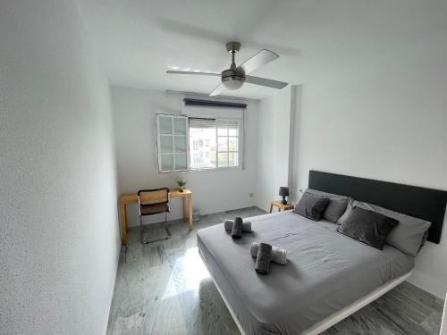 林孔-德拉维多利亚Casa Sol & Mar, Rincon de la Victoria, Malaga的白色卧室配有一张带吊扇的床
