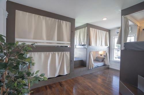 洛杉矶Burlington Hostel的带一张床和窗户的卧室
