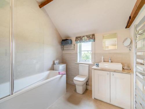 梅尔顿莫布雷Paddock Cottage - Thorpe Arnold Melton Mowbray的带浴缸、卫生间和盥洗盆的浴室