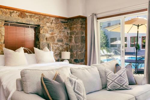 韦斯特利维拉住宿加早餐旅馆的卧室配有一张白色的大床和一张沙发。