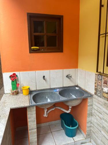 瓜拉派瑞Casa do SOL的带浴缸的浴室和橙色墙壁