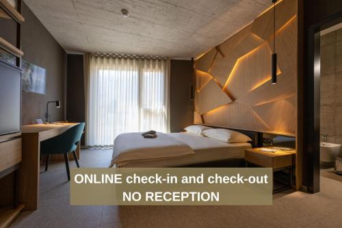 Arbedo-Castione6532 Smart Hotel - Self check-in的旧线的入住和退房手续,没有接待室