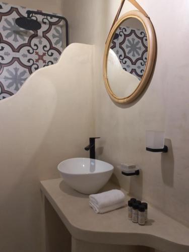 萨摩斯Valia's Beach House的一间带碗水槽和镜子的浴室