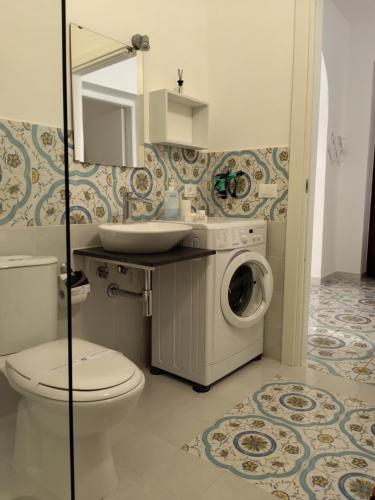 米拉佐Dimora d'Estate (Sicilian Holidays)的一间带洗衣机和卫生间的浴室