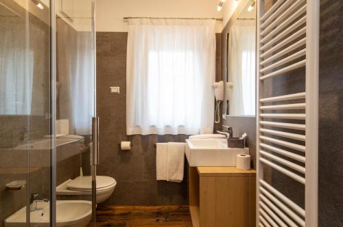 圣马蒂诺-迪卡斯特罗扎San Martino Mountain Residence的一间带水槽、卫生间和镜子的浴室