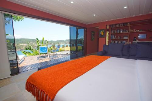 布希奥斯克利夫赛德奢华旅馆的一间卧室设有一张大床和一个大窗户