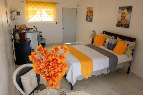 圣斐利-银港Royal Terrace Princess II的一间卧室,配有一张床和花瓶