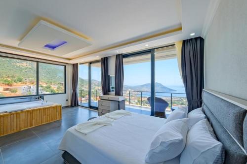 卡尔坎Hadi Villa的一间卧室设有一张床和一个大窗户