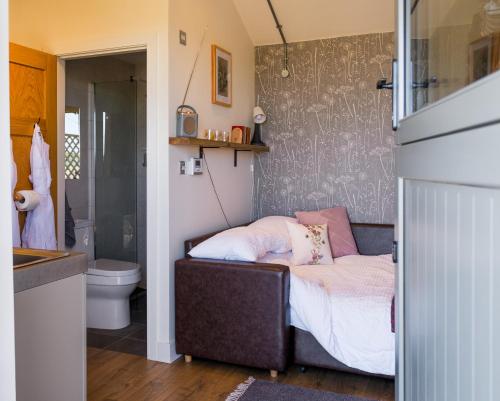 海伯敦桥Daisy Bank Camp的一间带床的小卧室和一间浴室