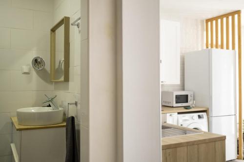 ArrentelaSeixal Bay Apartments的厨房配有水槽和白色冰箱