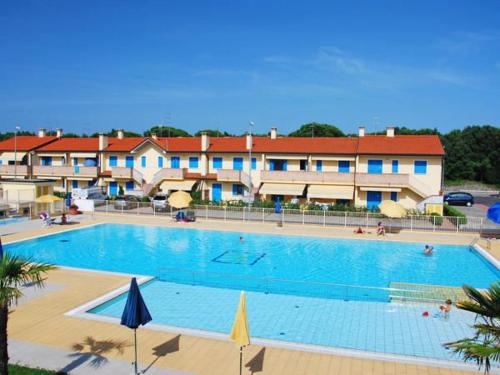 洛萨皮内塔[SolMare] Apartments - Private parking - Pool的酒店前方的大型游泳池