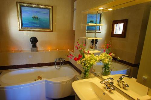 斯普利特卡奥利亚度假屋 的带浴缸、水槽和镜子的浴室