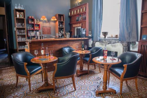 米雷普瓦Chambres d'hôtes Relais Mira Peis的一间带2张桌子和椅子的餐厅和一间酒吧