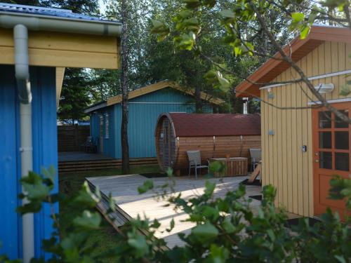 惠拉盖尔济Backyard Village的后院设有木甲板和棚子