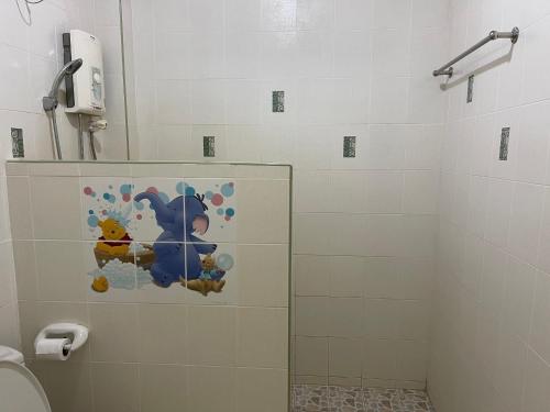 Ban Phra Trongธนวรรณรีสอร์ท - Thanawan Resort的浴室设有卫生间和墙上的贴纸
