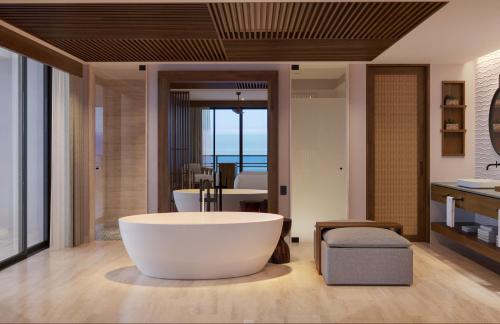 坎昆Secrets Playa Blanca Costa Mujeres - All Inclusive Adults Only的一间位于客房中间的带大浴缸的浴室