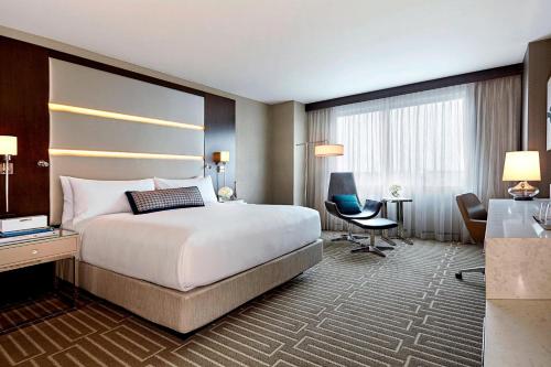 布卢明顿美国明尼阿波利斯商城JW万豪酒店的酒店客房设有一张大床和一张书桌。