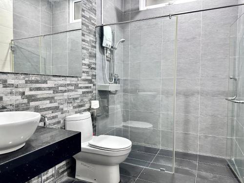 日落洞Queen’s Villa for 28Pax @Central of Penang的一间带卫生间和玻璃淋浴间的浴室