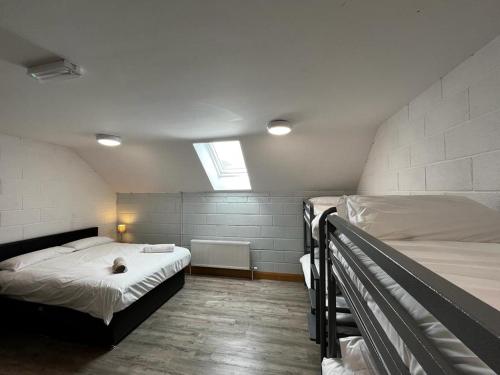 梅奥Achill Surf Centre的一间卧室设有两张双层床和一扇窗户。