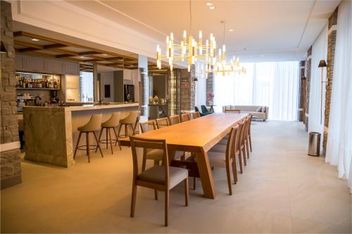 佩德拉阿祖尔Pousada e Cerimonial Itamaraty的用餐室配有大型木桌和椅子