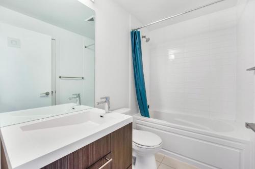 多伦多Heart of Downtown Toronto!的浴室配有盥洗盆、卫生间和浴缸。