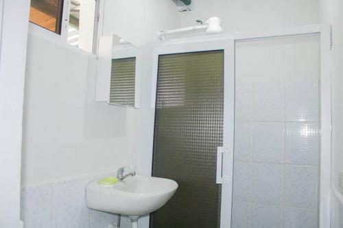 科马亚瓜Confortable y céntrico的白色的浴室设有水槽和淋浴。