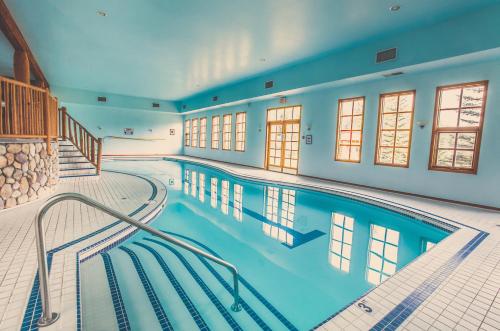 雷夫尔斯托克冰屋度假酒店的一座带游泳池的别墅内的大型游泳池