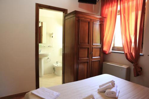 罗通达Rifugio Fasanelli的一间卧室配有一张床,浴室设有卫生间