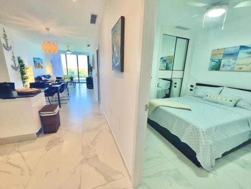 蓬塔卡纳Cana Rock Star, Apartamento Lujo Vista Golf Infinity Pool A-410的一间卧室设有一张床和一间用餐室