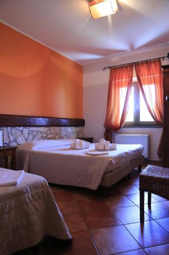 罗通达Rifugio Fasanelli的一间卧室设有两张床和窗户。