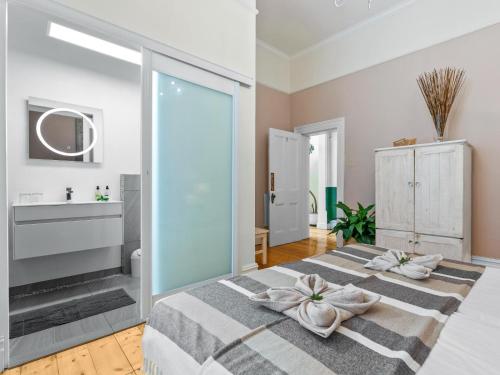 开普敦Mediterranean Villa Guesthouse的一间带特大号床的卧室和一间浴室