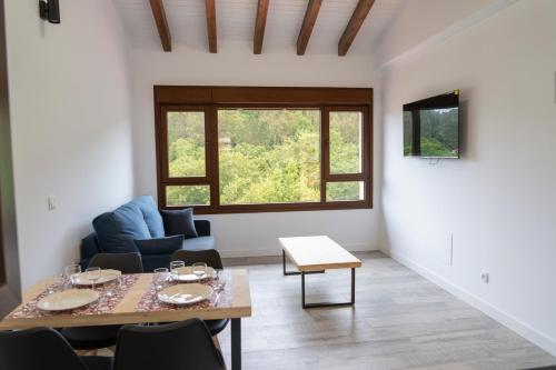 La Mina de Vega的客厅配有桌椅和窗户。