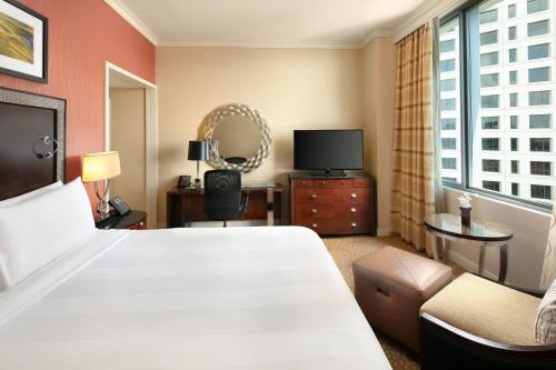 密尔沃基密尔沃基市中心万豪酒店的酒店客房设有一张大床和一台电视。