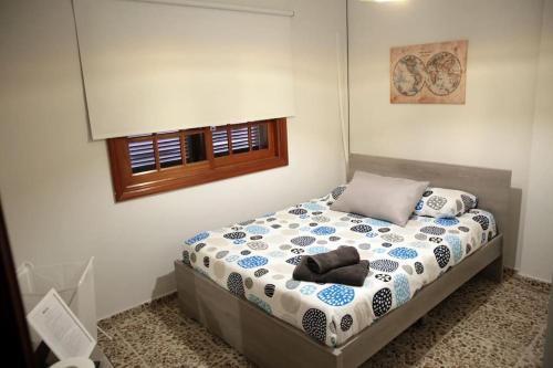 圣克鲁斯-德特内里费Amplia casa 5 habitaciones en Santa Cruz con zona para trabajar的卧室配有一张床