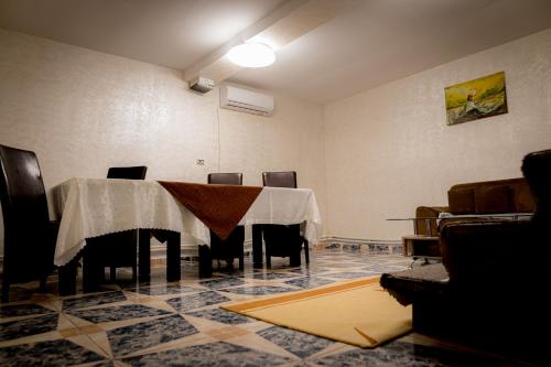 穆里吉奥尔Pescarul Deltei的一间用餐室,在房间内配有桌椅