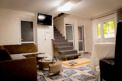 穆里吉奥尔Pescarul Deltei的一间带楼梯和沙发的客厅