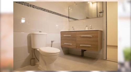 巴马科Maison sympathique ! Entièrement équipée的白色的浴室设有卫生间和水槽。