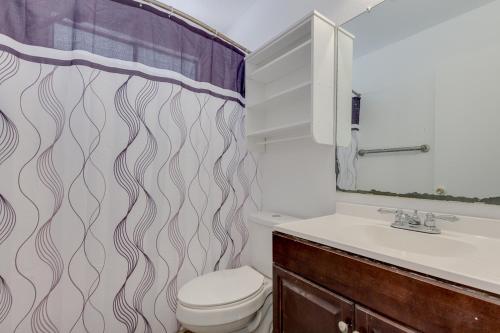 凤凰城Shared living NOT A HOTEL的浴室设有卫生间、水槽和淋浴帘