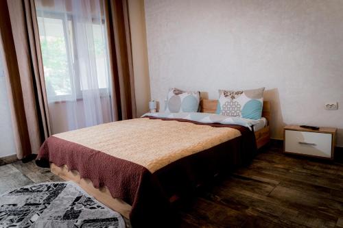 穆里吉奥尔Pescarul Deltei的卧室配有带枕头的大床和窗户。