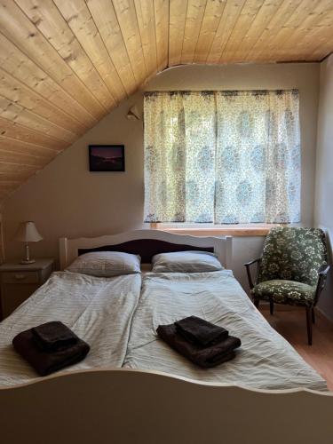 HakkstabbenBestefarhuset的一间卧室配有一张床,上面有两条毛巾