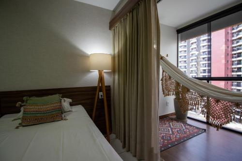 巴西利亚Garvey Park Hotel的一间卧室设有一张床和一个大窗户