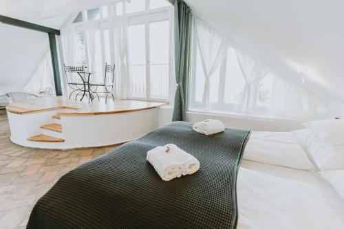 索普隆Villa Mimi的一间卧室配有浴缸和床上的2条毛巾