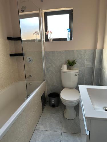 哈博罗内Exquisite short and long stay的浴室配有卫生间、淋浴和盥洗盆。